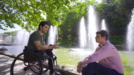 Hombre-Maduro-Hablando-Con-Su-Amigo-Discapacitado-Que-Está-En-Silla-De-Ruedas.